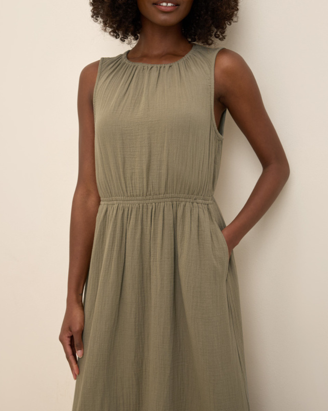 Vestido de Linho sem Mangas para Mulher com Folhos Claros