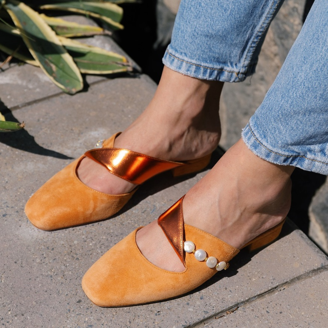 Sandálias elegantes com biqueira fechada e pérolas decorativas