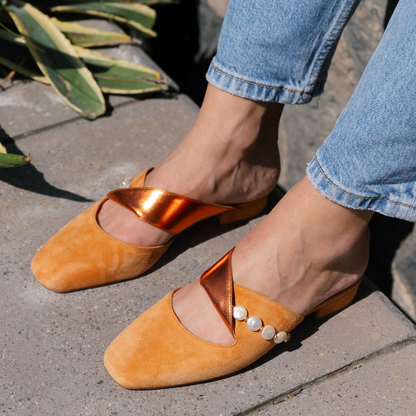 Sandálias elegantes com biqueira fechada e pérolas decorativas