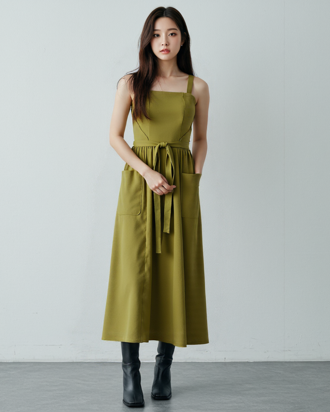 Vestido largo com alças finas e bolsos frontais