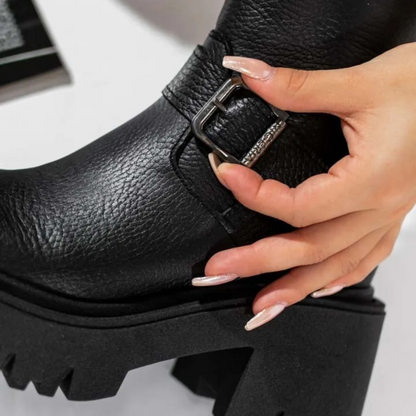 Botas de couro para mulher com salto baixo e fivela decorativa