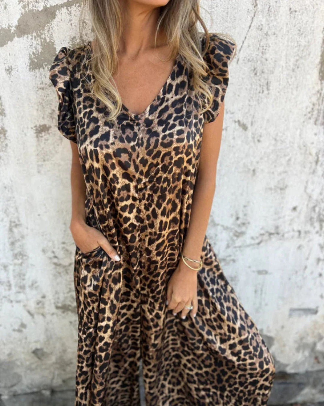 Macacão feminino com decote em V e estampa de leopardo