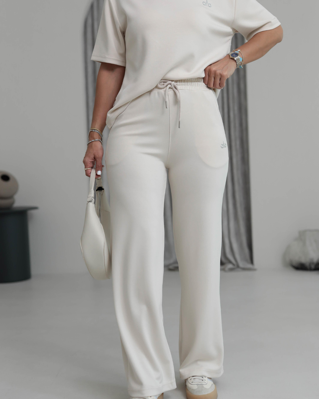 Conjunto feminino com estilo minimalista