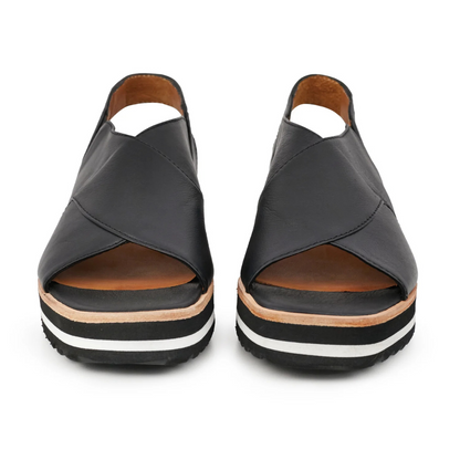 Sandália com ajuste elástico e sola ergonómica grossa