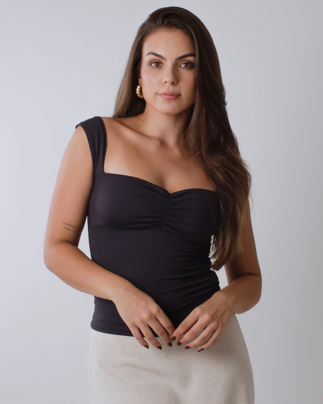 Top Feminino de Alças Largas com Decote em Folhos e Corte Justo