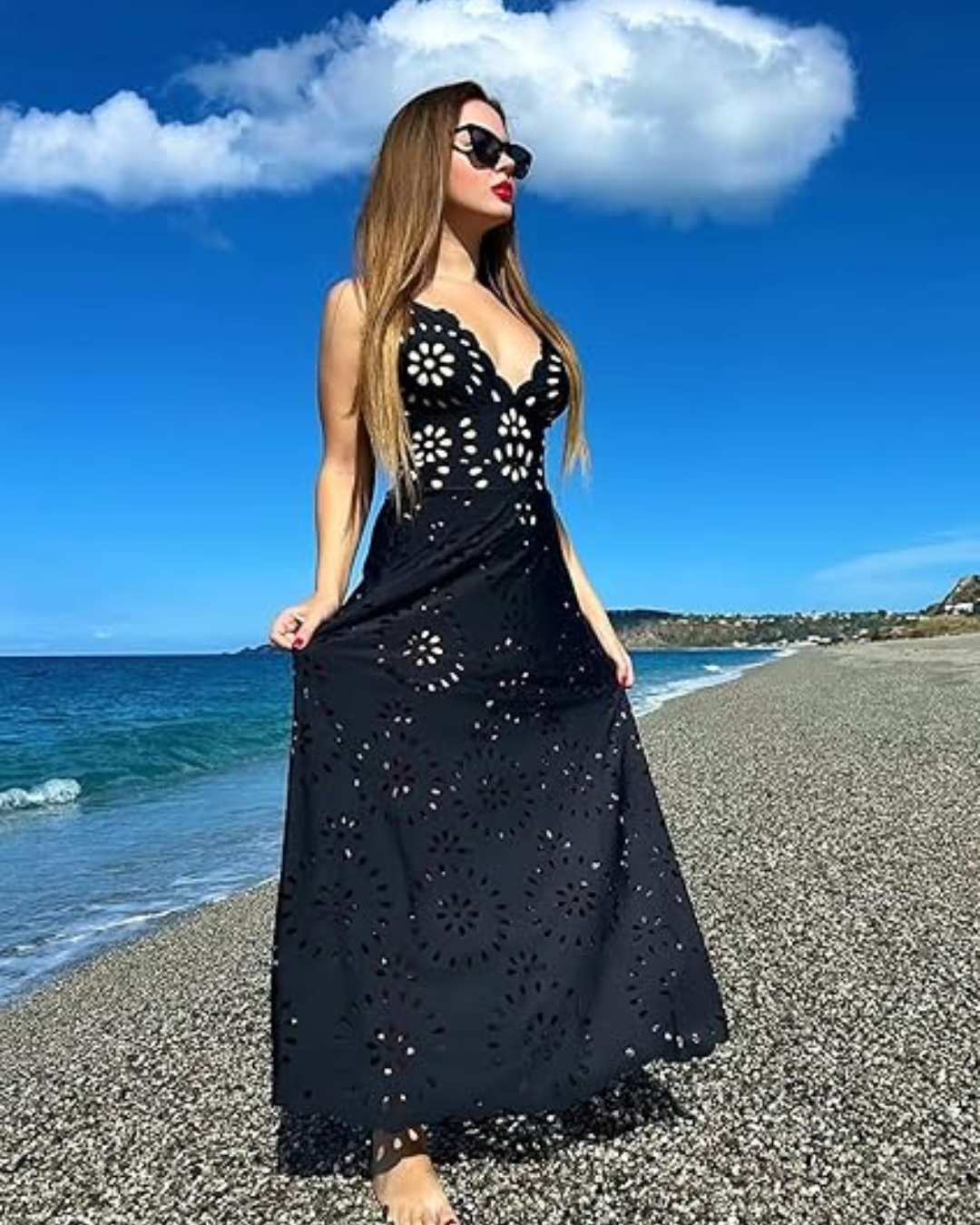 Fato de banho de uma só peça e saia com desenho floral vazado