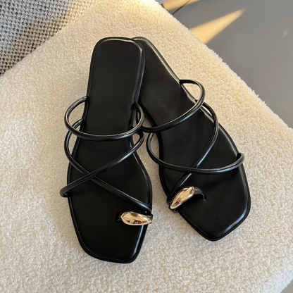 Sandálias de tiras baixas com tiras cruzadas