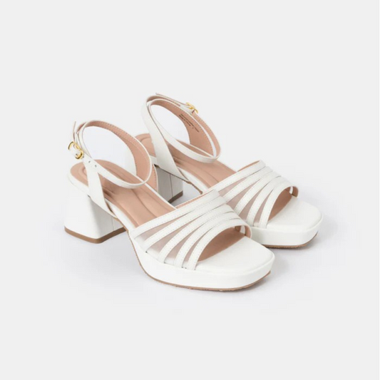 Sandálias com Plataforma e Tiras Cruzadas para um Estilo Confortável e Elegante
