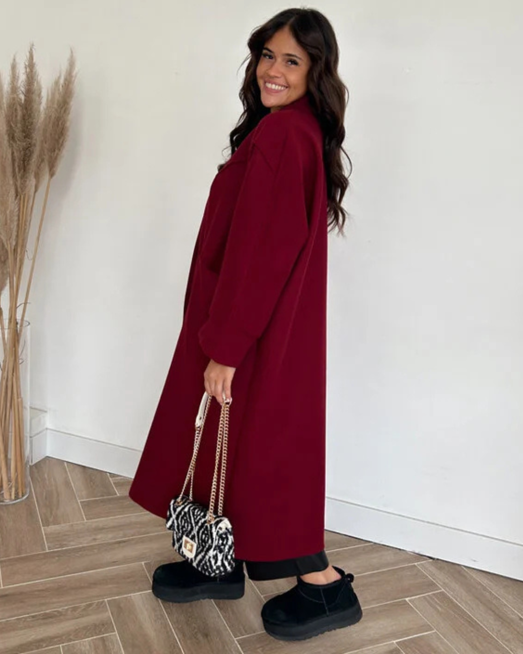 Casaco Comprido com Bolsos à Frente e Estilo Elegante