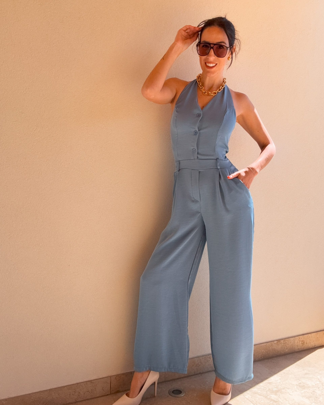 Macacão Sem Mangas com Botões à Frente e Corte em V