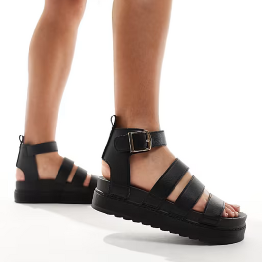Sandálias pretas com tiras largas e plataforma para mulher