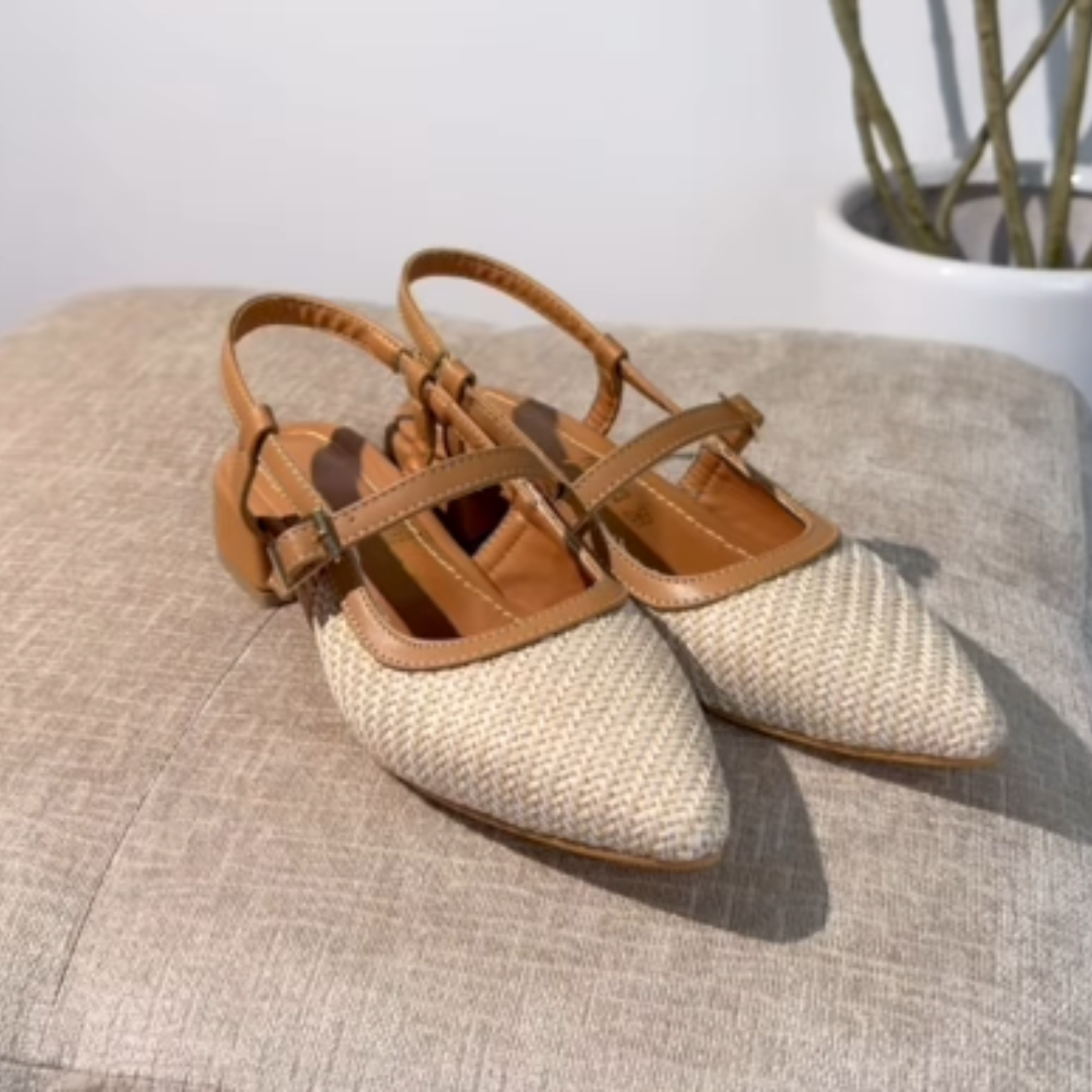 Sandálias de bico fino com salto baixo e tira ajustável