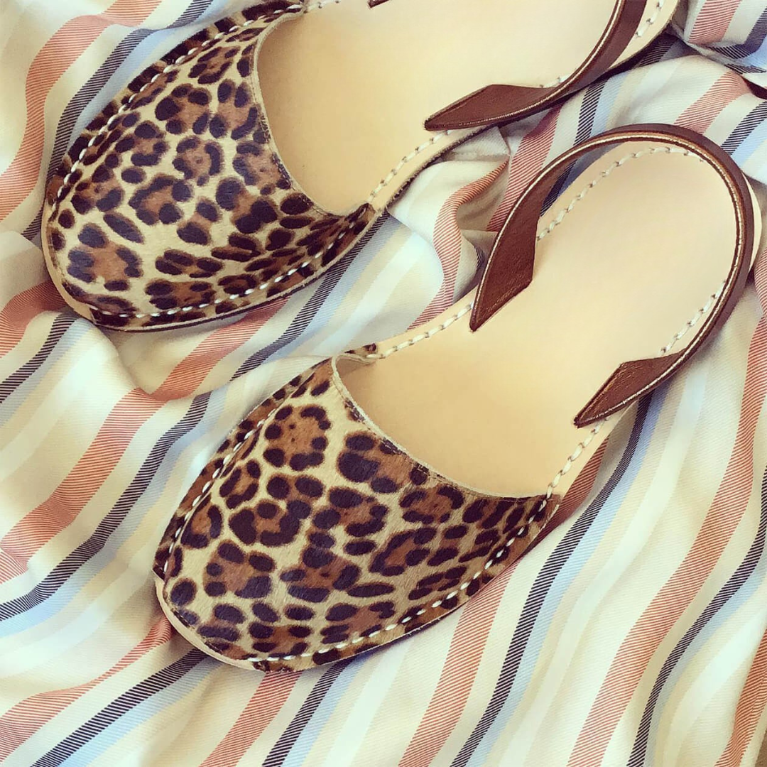 Sandálias rasas de dedo aberto