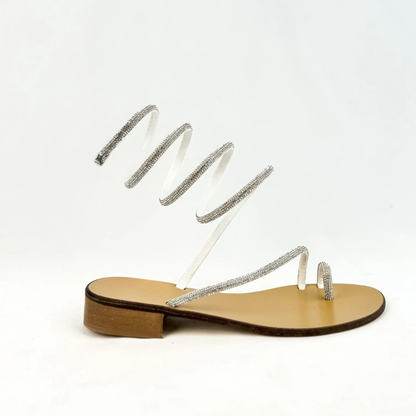 Sandálias rasas com tiras em espiral e brilhantes