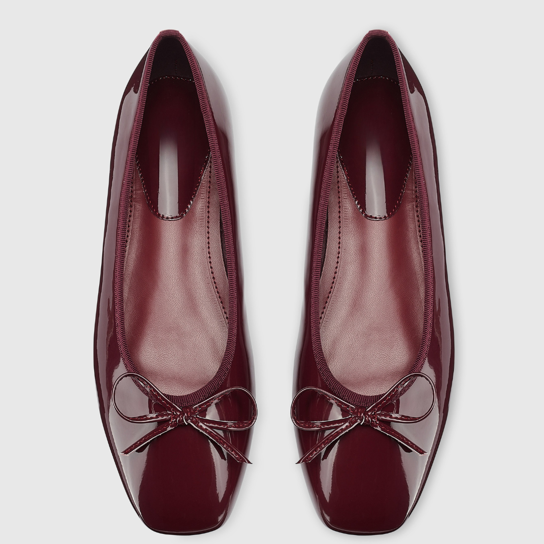 Sapatos rasos de biqueira quadrada com um laço decorativo