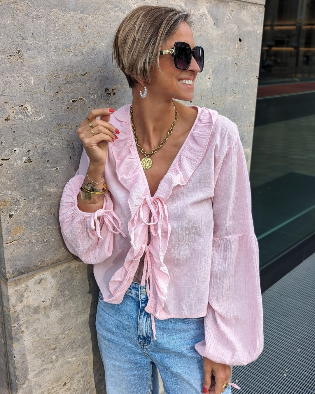 Blusa com Folhos e Laço à Frente em Tecido Leve e Mangas Bufantes