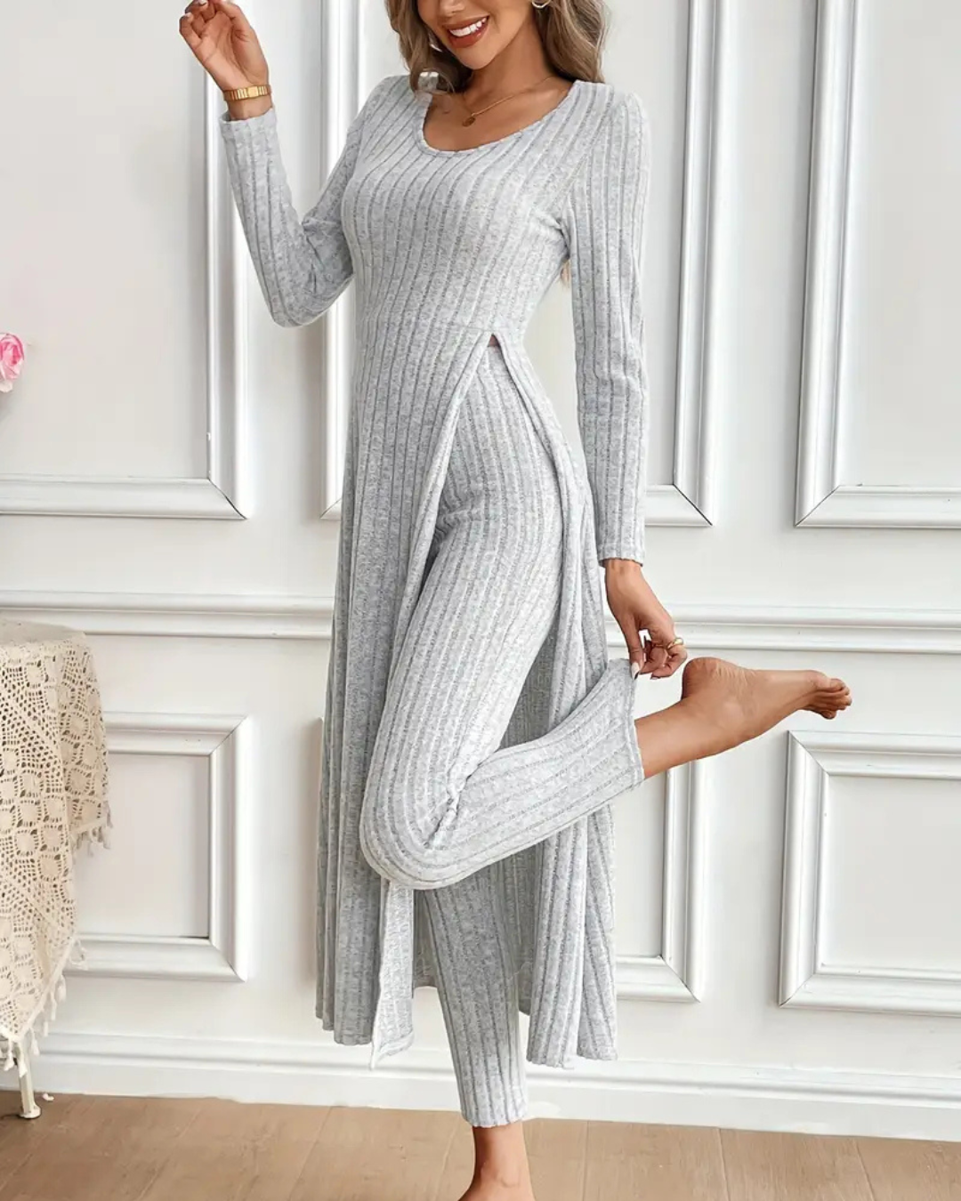 Conjunto de duas peças com camisa de manga comprida com gola redonda e calças para mulher