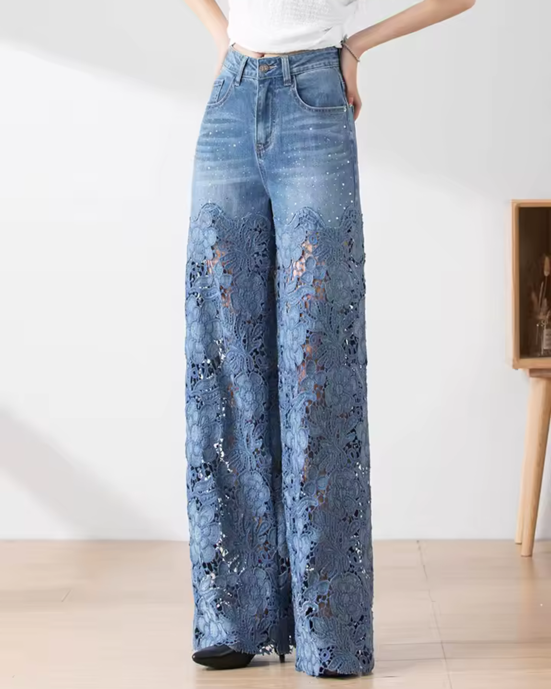 Calças de ganga de cintura média para mulher com botões e remendos de renda