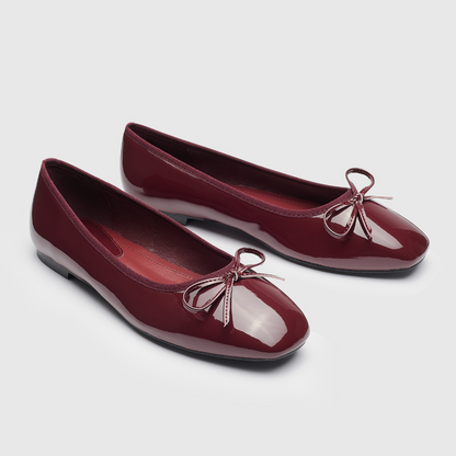 Sapatos rasos de biqueira quadrada com um laço decorativo