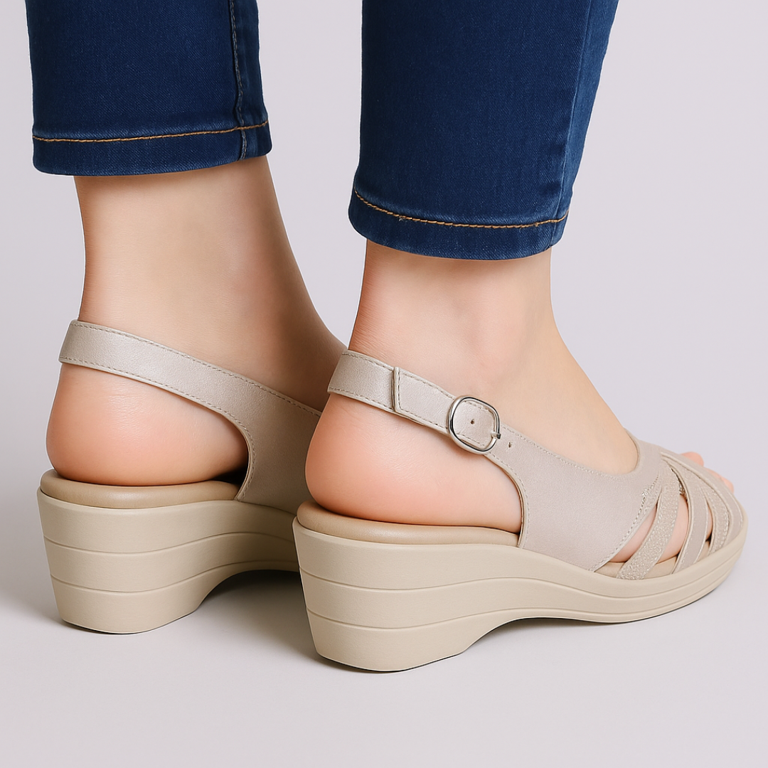 Sandálias de Cunha com Pormenores Brilhantes e Fecho de Fivela nas Costas