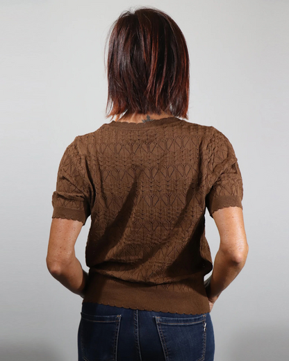 Camisola de Manga Curta Castanha com Tecido de Malha Aberto e Gola Redonda