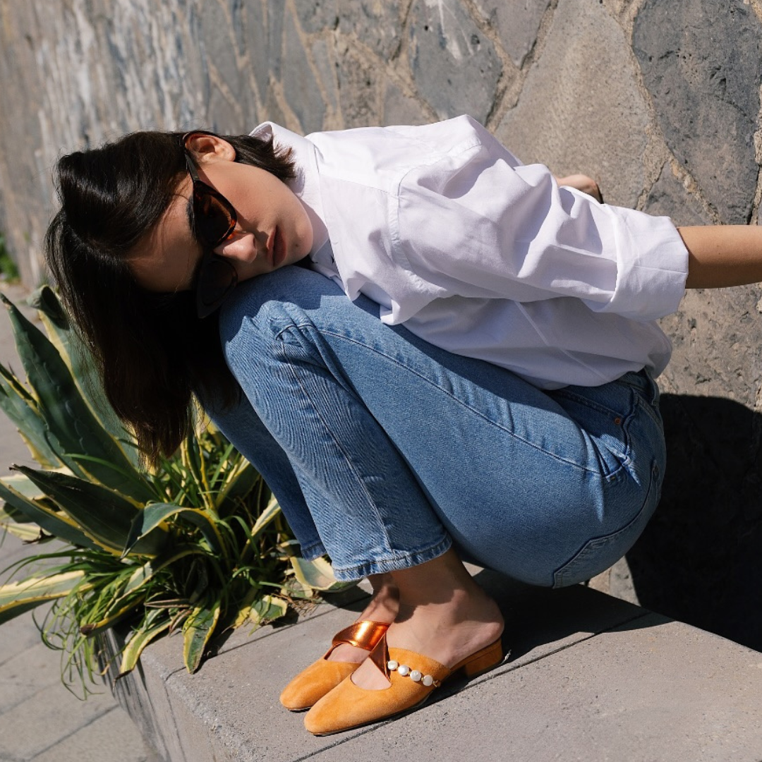 Sandálias elegantes com biqueira fechada e pérolas decorativas