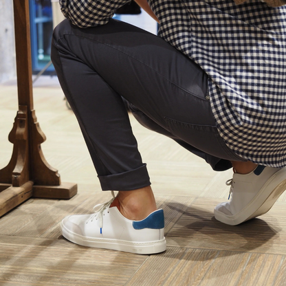 Sapatilhas Urbanas em Pele Branca com Pormenores Contrastantes e Sola Confortável