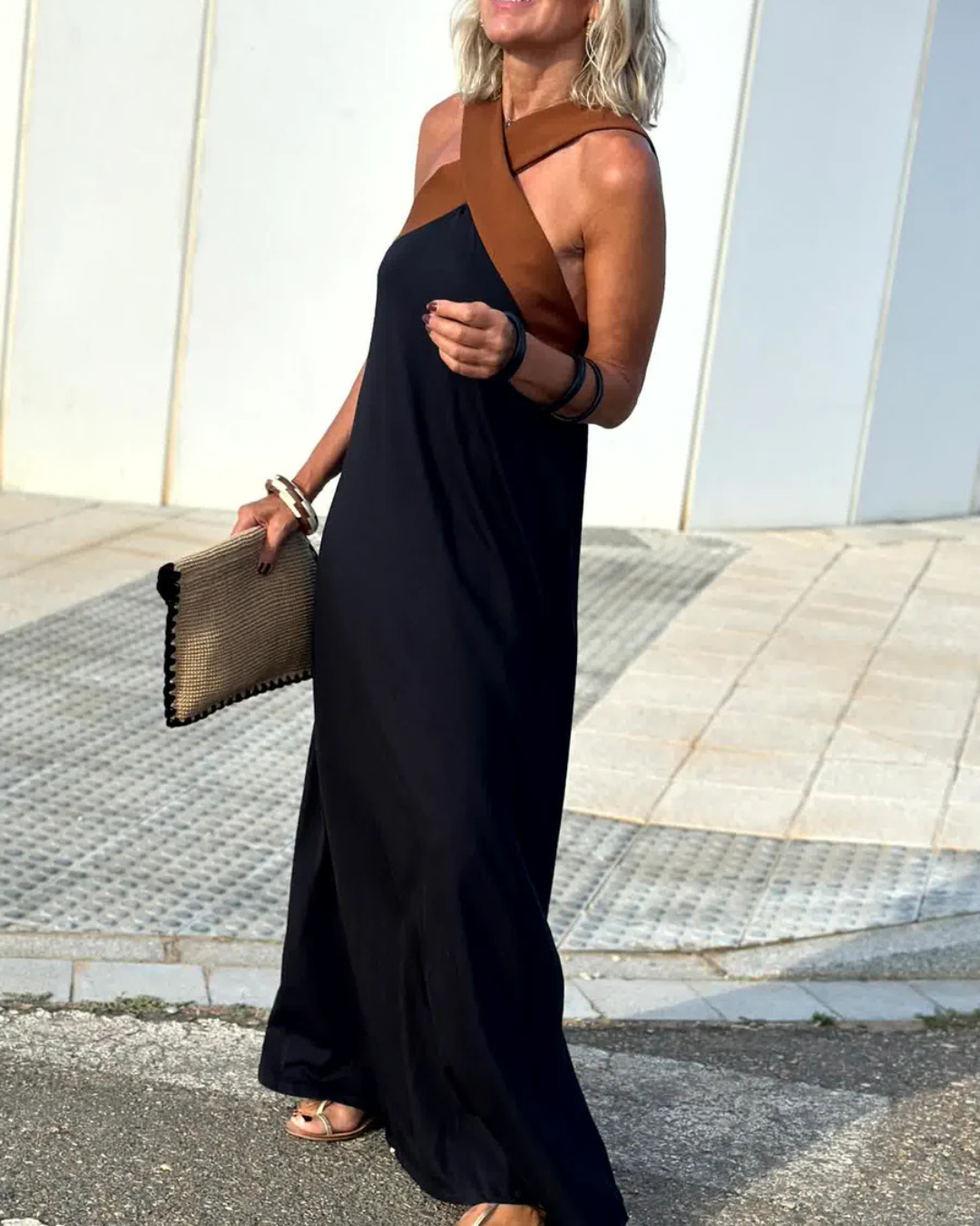 Vestido longo elegante com decote cruzado sem mangas para mulher