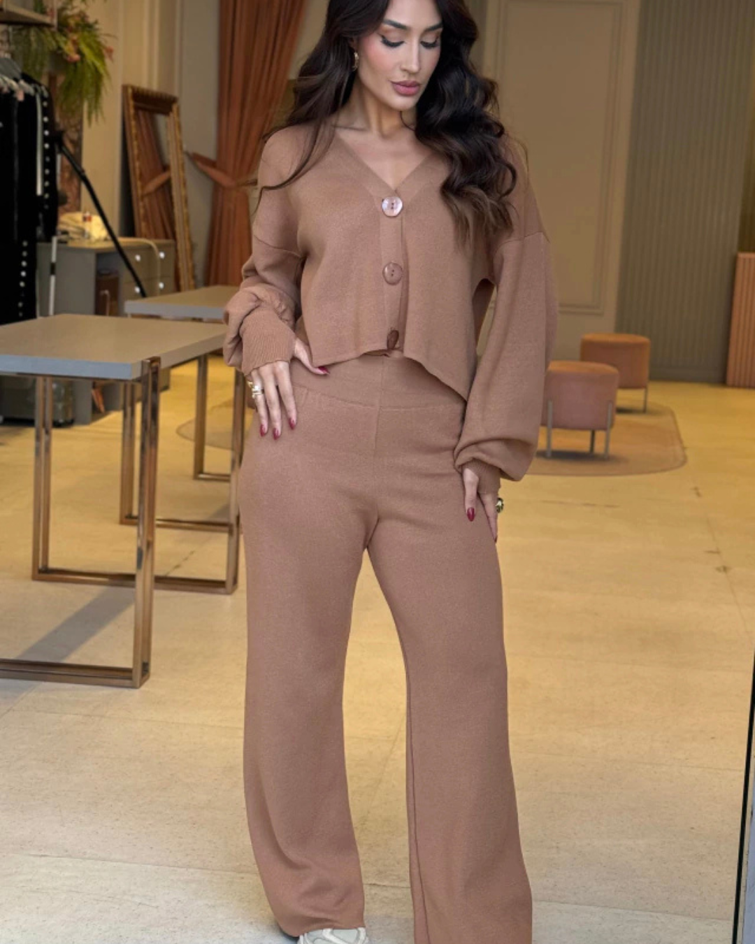 Conjunto casual de camisa com decote em V e calças largas