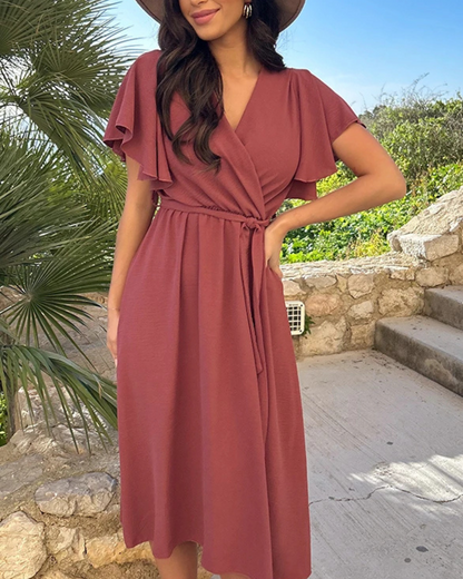 Vestido casual com decote em V, ajuste elástico e laço a condizer