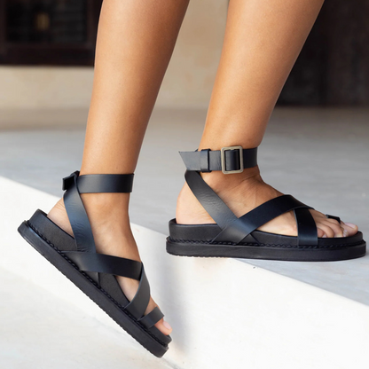 Sandálias em couro sintético com design cruzado e ajuste ao tornozelo