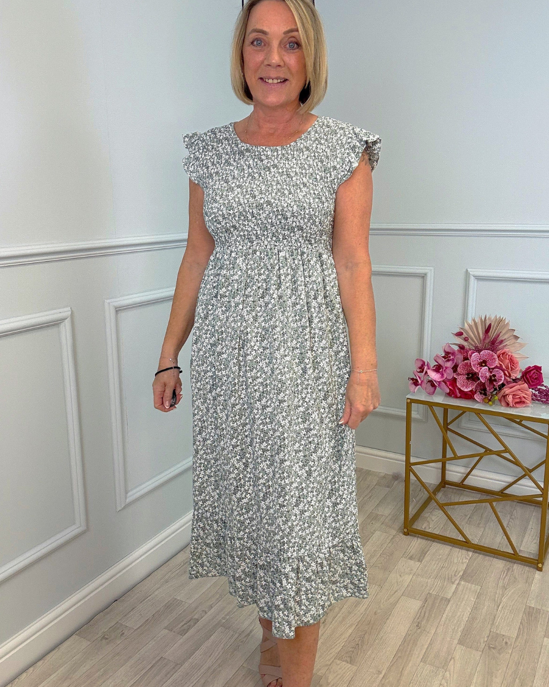 Vestido com estampado floral, cintura alta e mangas curtas para mulher