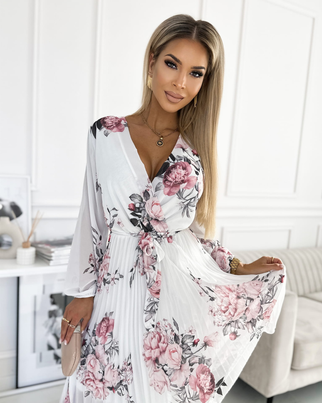 Vestido branco floral para mulher com decote em V e cinto