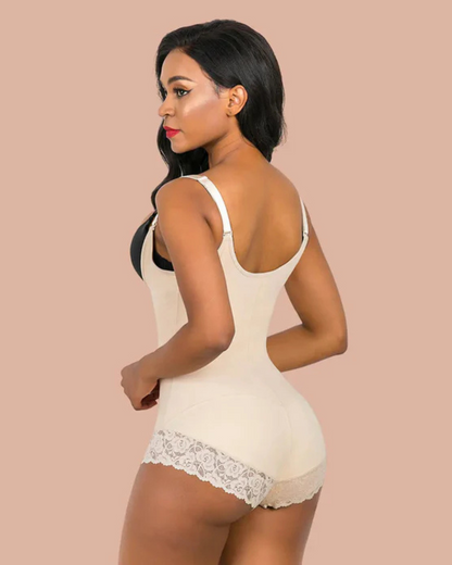 Body de controlo do ventre com pormenores em renda