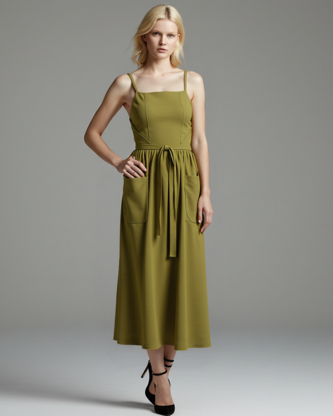 Vestido largo com alças finas e bolsos frontais