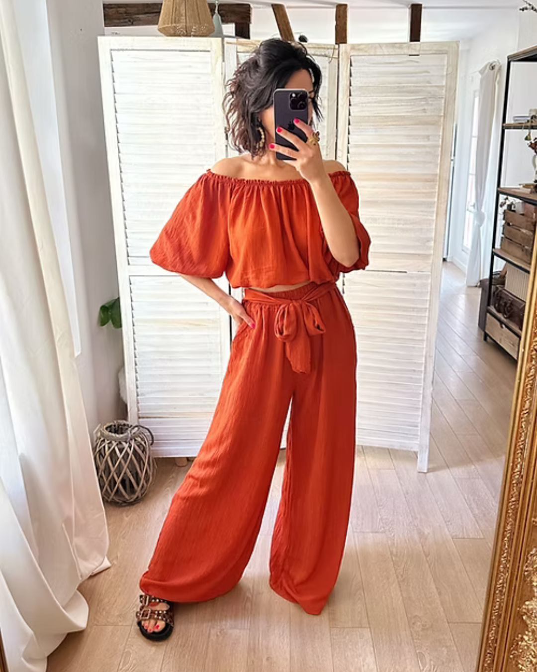 Conjunto de blusa com ombros descobertos e calças Palazzo