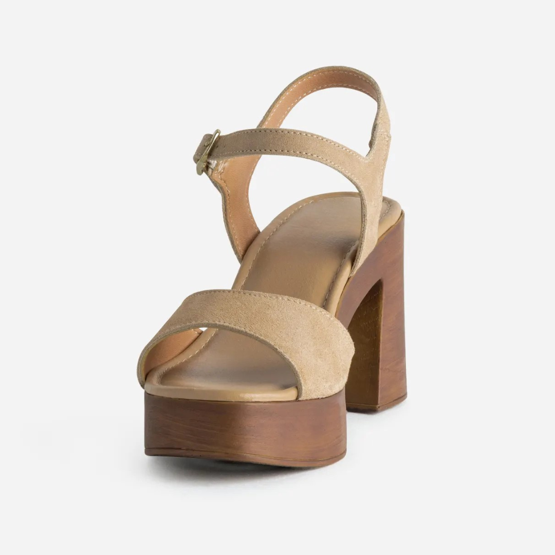 Sandália de Plataforma em Pele com um Design Elegante e Versátil