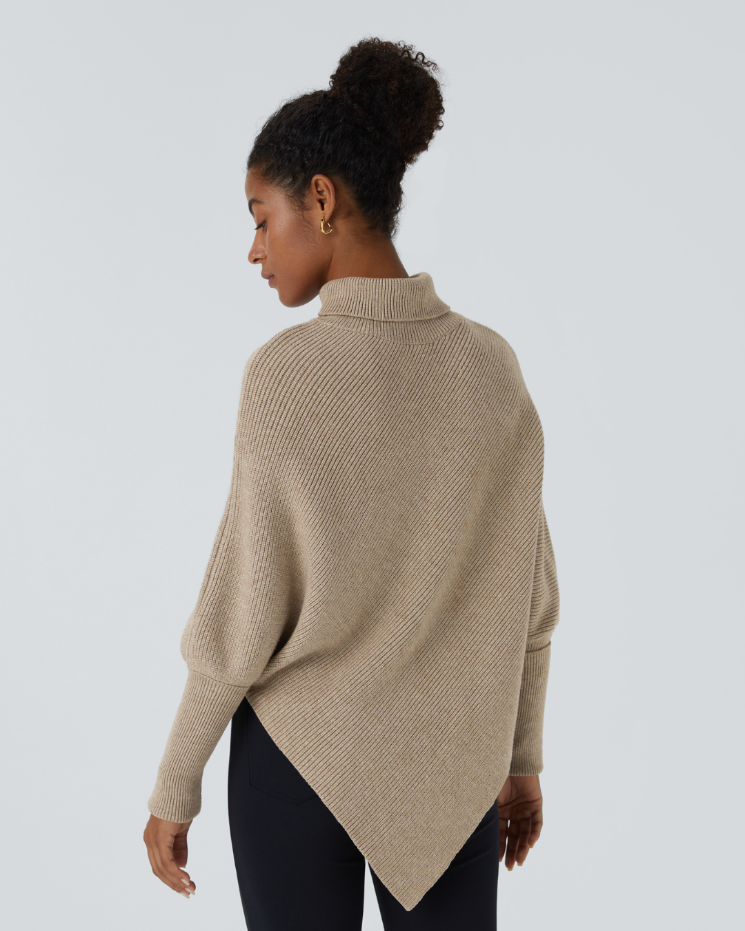 Camisola de Manga Comprida com Gola Alta e Bainha Inferior Assimétrica