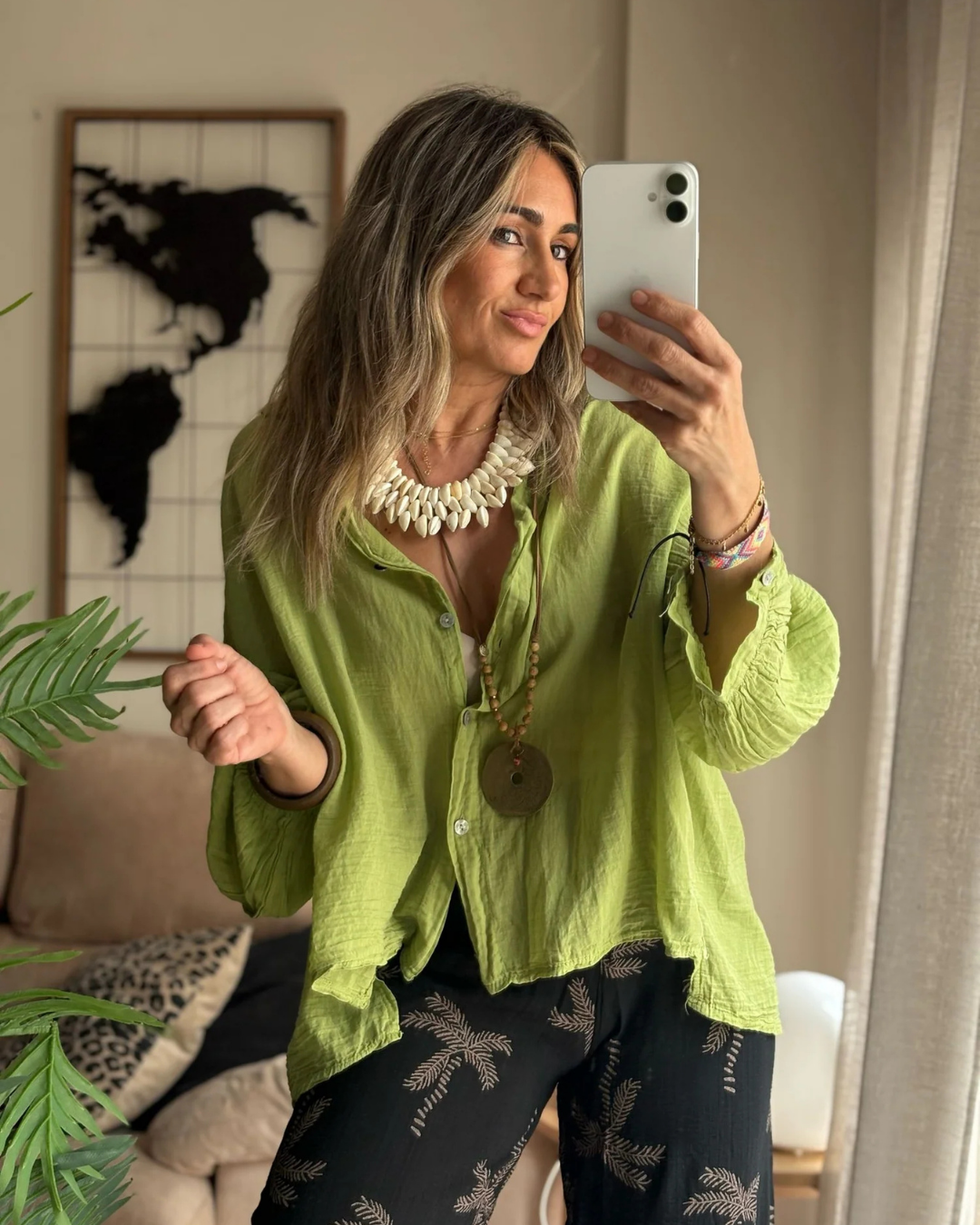 Camisa de linho com botões e mangas ajustáveis com estilo oversize para mulher