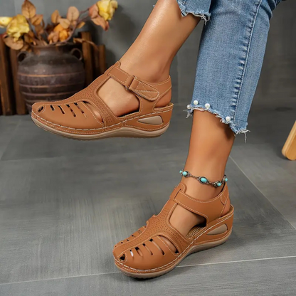 Sandálias de plataforma com tiras ajustáveis e biqueira fechada