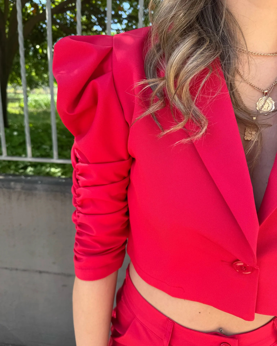Conjunto elegante de blazer e calças vermelhas de cintura alta, estilo sofisticado e moderno para mulher