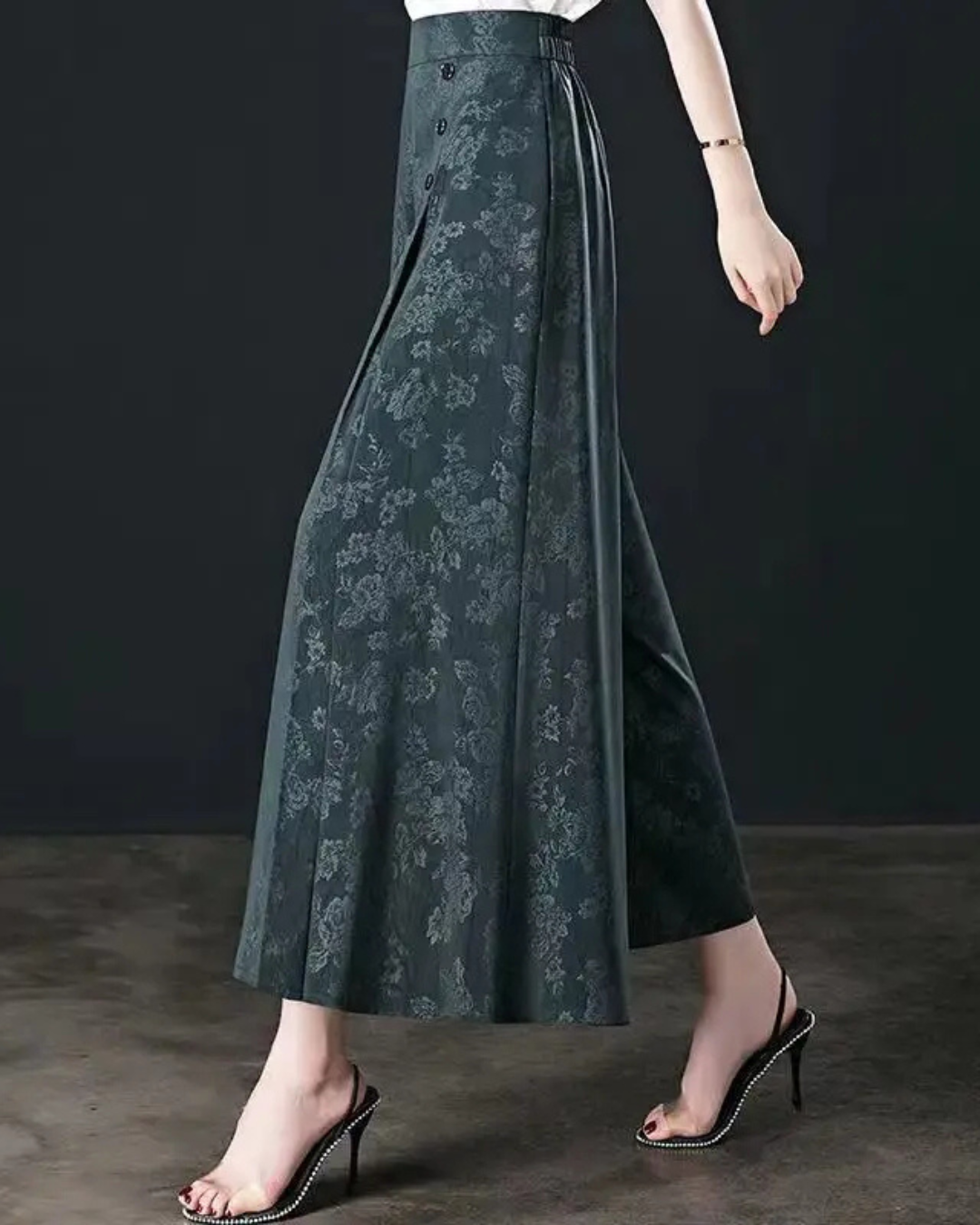 Calças Tipo Palazzo com Flores e Botões