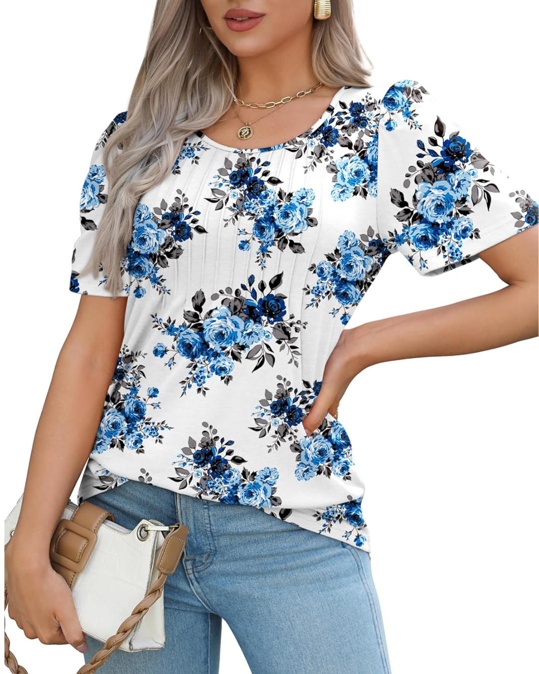 Blusa Branca com Estampado Floral Azul e Pregas Decorativas no Peito