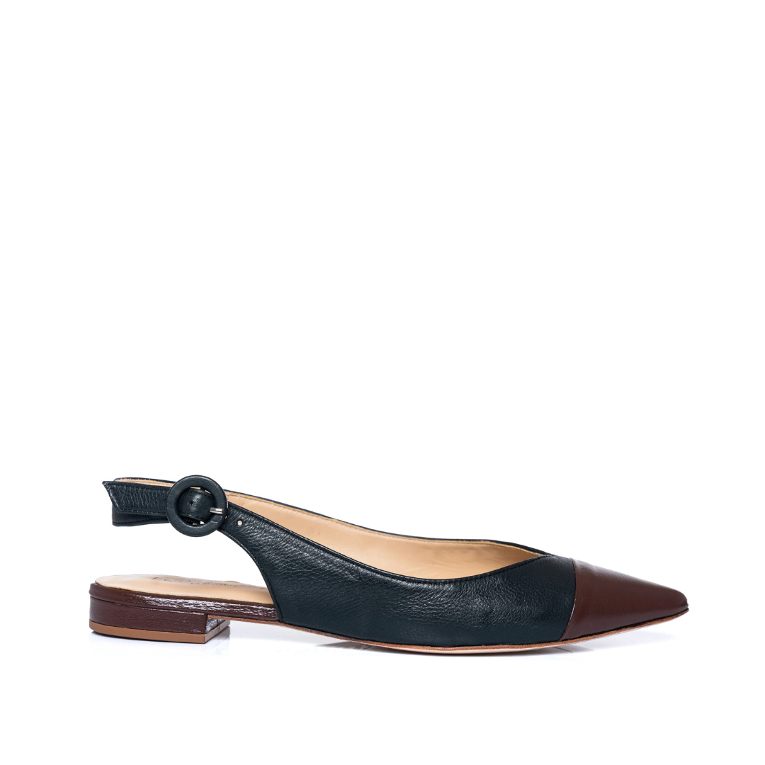 Sandálias rasas com tiras ajustáveis e biqueira fechada