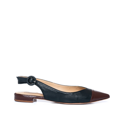 Sandálias rasas com tiras ajustáveis e biqueira fechada