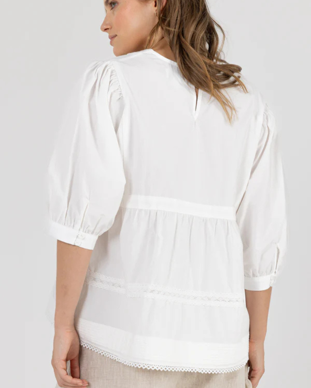 Blusa com decote quadrado em renda e mangas 3/4 compridas bufantes com punhos abotoados