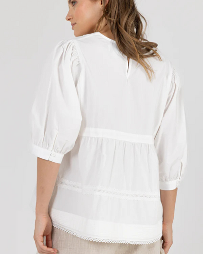 Blusa com decote quadrado em renda e mangas 3/4 compridas bufantes com punhos abotoados