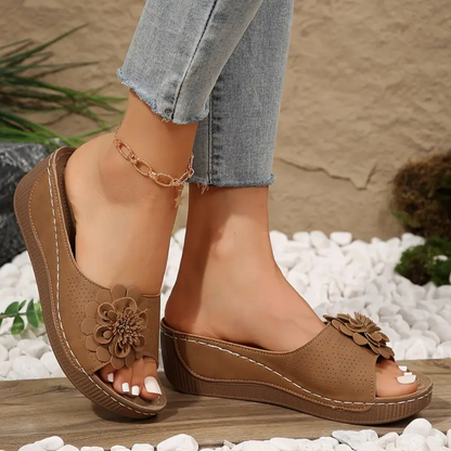 Sandálias de plataforma florais bordadas à mão com um elegante e leve salto de cunha