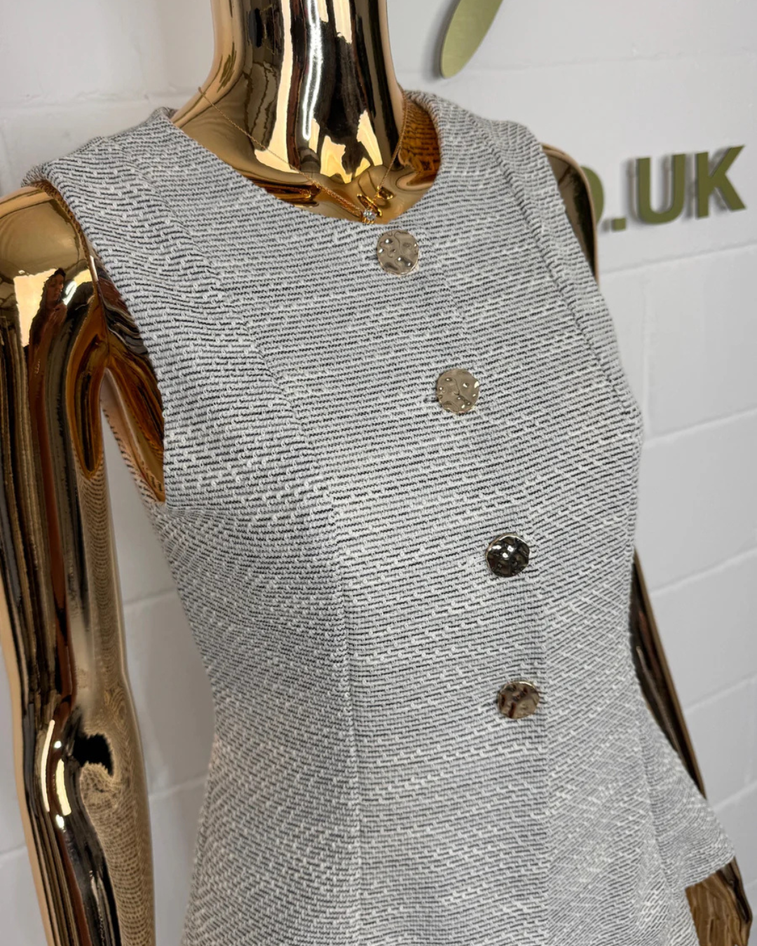 Conjunto de Colete Sem Mangas e Calças com Botões Dourados e Franjas