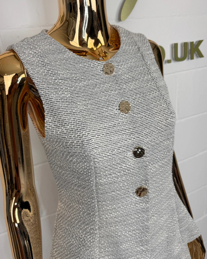 Conjunto de Colete Sem Mangas e Calças com Botões Dourados e Franjas